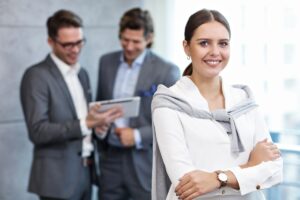 kobieta w biurze, pełnomocnik ds iso