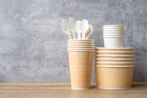 papierowe opakowania: kubki, miski, sztućce