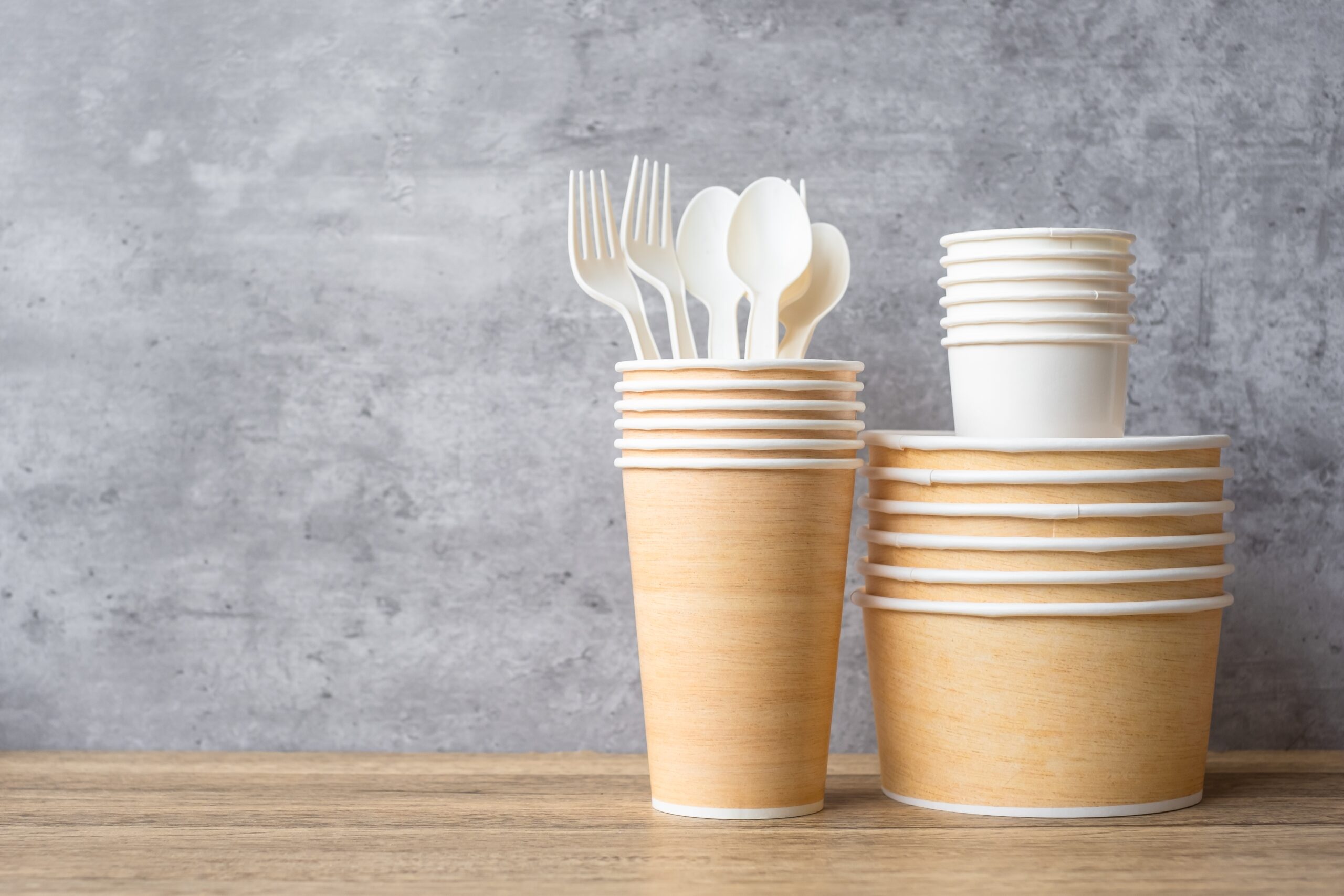 papierowe opakowania: kubki, miski, sztućce