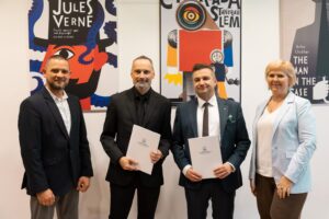 zespół wiso z przedstawicielami wsiiz, źródło: https://wsiz.edu.pl/aktualnosci/csp-wsiiz-i-wiso-group-lacza-sily-w-ksztalceniu-specjalistow-ds-zarzadzania-energia/